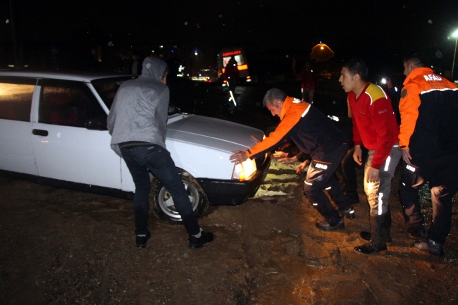 Çöken yola ambulans ve otomobil saplandı