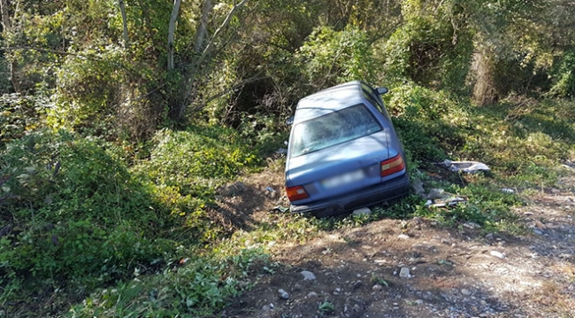 Karabük'te seyir halinde olan otomobilin tekeri henüz bilinmeyen bir sebeple fırlayınca araç yoldan çıktı. Fotoğraf: İHA