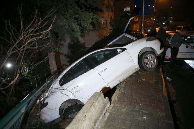 Otomobil çarptığı araçla birlikte apartmanın bahçesine düştü