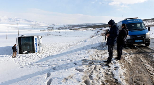 Ardahan'da yolcu otobüsü devrildi: 4 yaralı