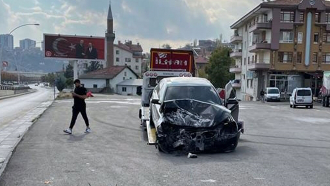 Tünelin beton kaplaması lüks aracın üzerine düştü