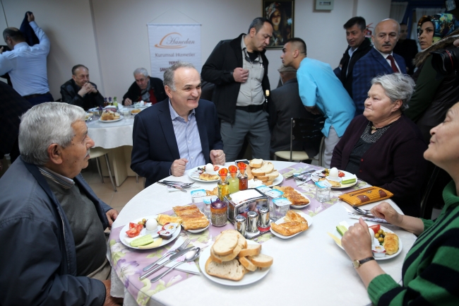 Bakan Özlü, huzurevi sakinleriyle kahvaltıda buluştu