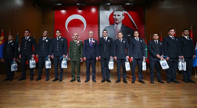 Polis Akademisi'nde yabancı öğrencilerin mezuniyet heyecanı