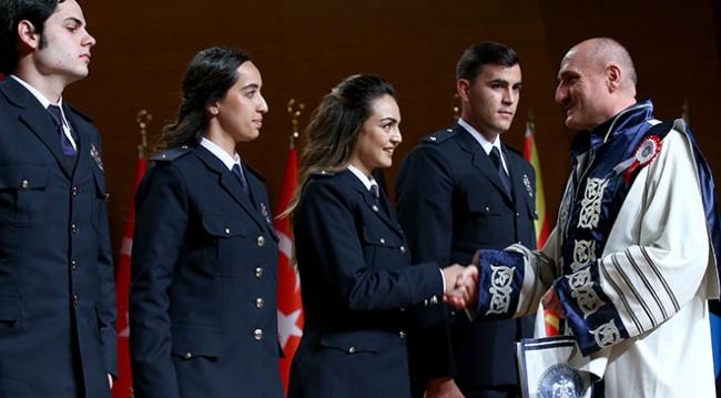 Polis Akademisi'nde yabancı öğrencilerin mezuniyet heyecanı