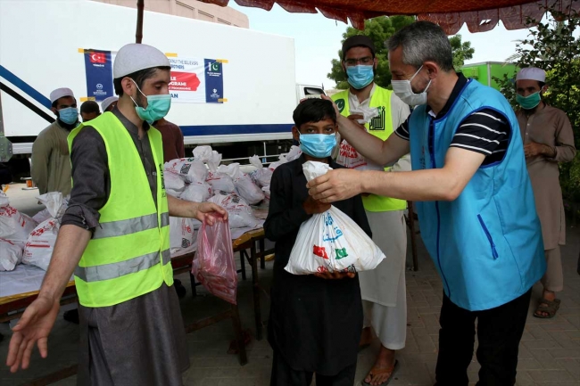 Pakistan'da kurban hisseleri ihtiyaç sahiplerine ulaştırıldı