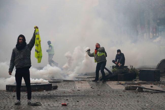 Fransa protesto gösterileriyle zor günler yaşıyor