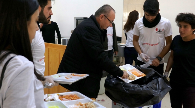 Üniversite öğrencilerinden ''Bir pati de siz tutun'' kampanyası