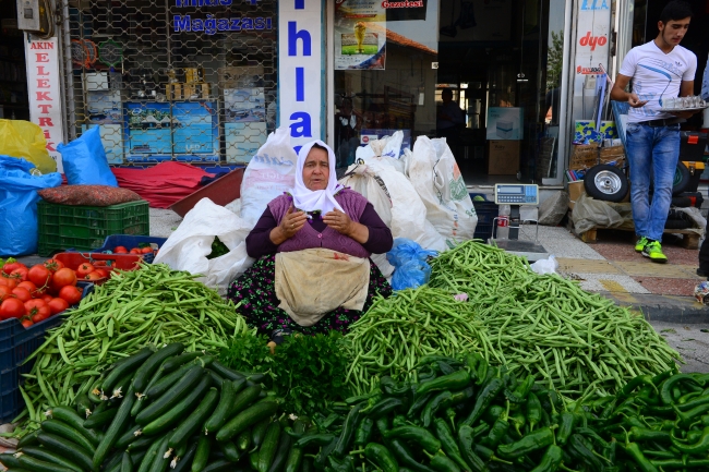 Semt pazarının bereket duasını zabıta memuru yaptırıyor