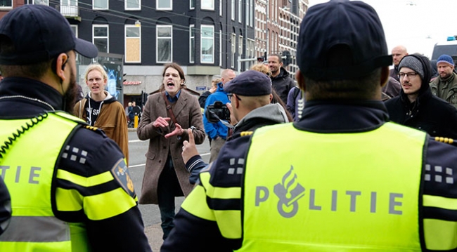 Amsterdam'da ırkçı PEGIDA yürüyüş düzenledi