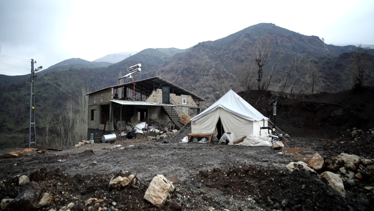 Depremlerin ardından Mehmet Güçük ve ailesi evlerinin yanında kurulan çadırda yaşadı.