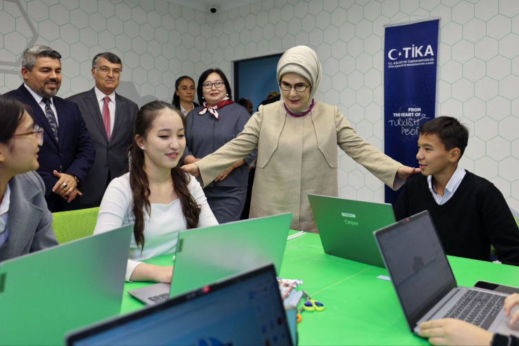 Kırgızistan'ın geleceğine ışık tutacak "Bilim Bişkek" kapılarını açtı