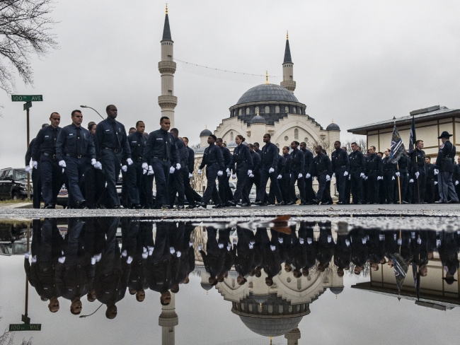 ABD'de öldürülen Müslüman polis son yolculuğuna uğurlandı