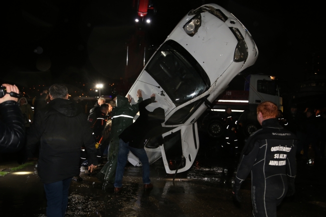 Ordu'da polis aracı denize düştü