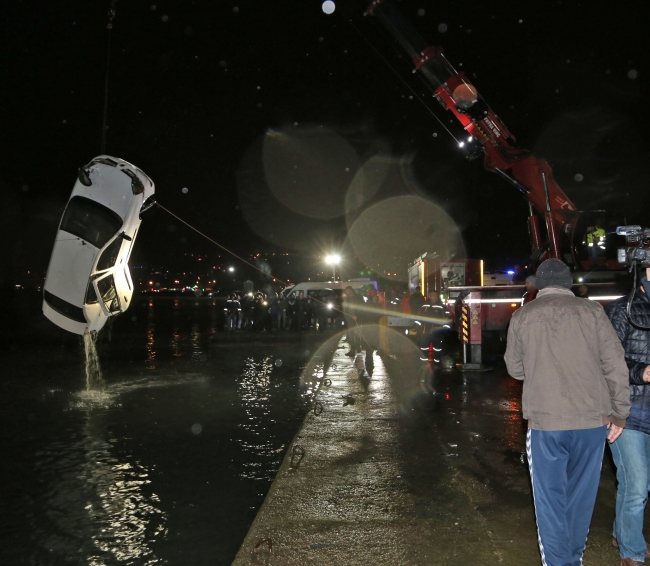 Ordu'da polis aracı denize düştü