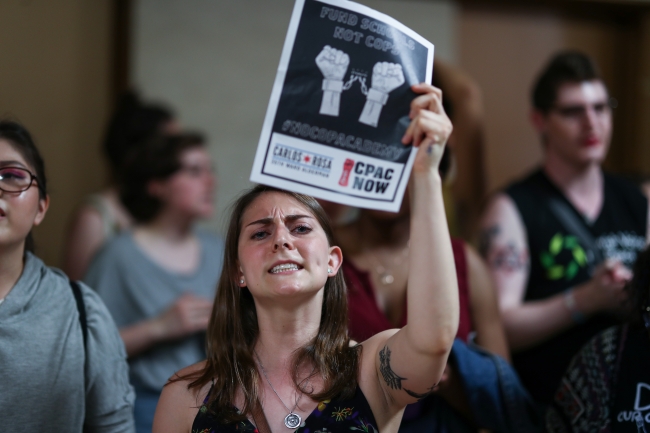 Chicago'da belediye binasında başkan protesto edildi