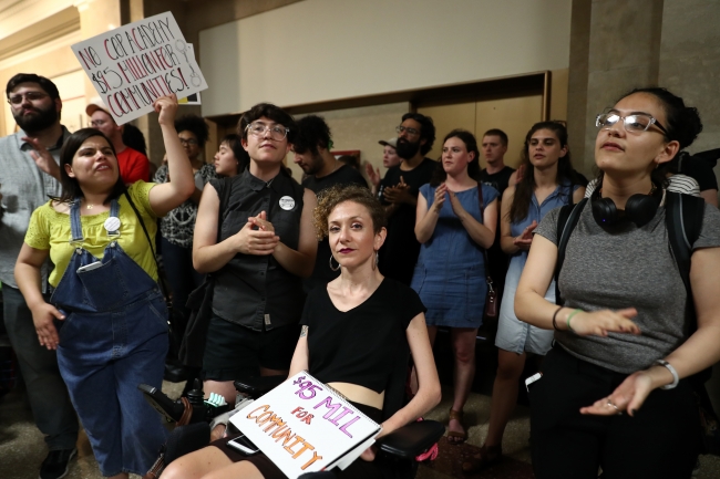 Chicago'da belediye binasında başkan protesto edildi