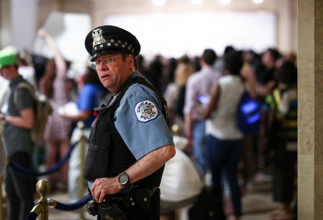 Chicago'da belediye binasında başkan protesto edildi