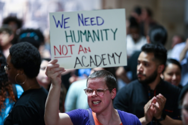 Chicago'da belediye binasında başkan protesto edildi