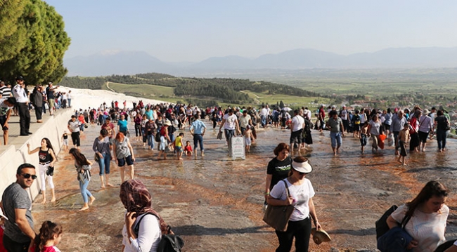 Pamukkale'yi 2 saatte 7 bin kişi ziyaret etti