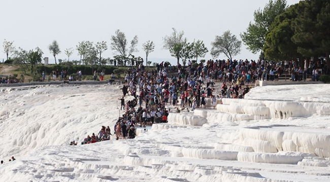 Pamukkale'yi 2 saatte 7 bin kişi ziyaret etti