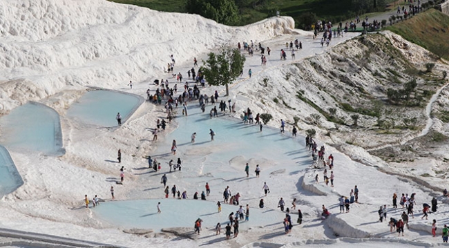 Pamukkale'yi 2 saatte 7 bin kişi ziyaret etti