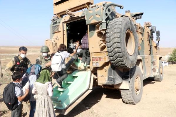 Mehmetçik Resulayn'da öğrencileri zırhlı araçlarla okula taşıyor