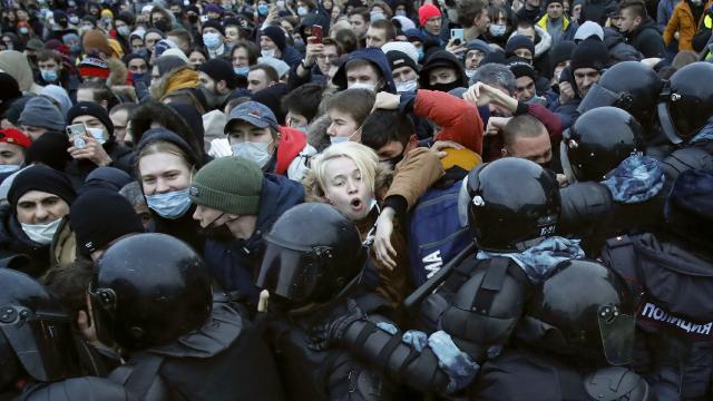 Rus muhalif Navalny destekçileri Rusya’nın birçok kentinde protesto gösterileri düzenledi. Fotoğraf: AP