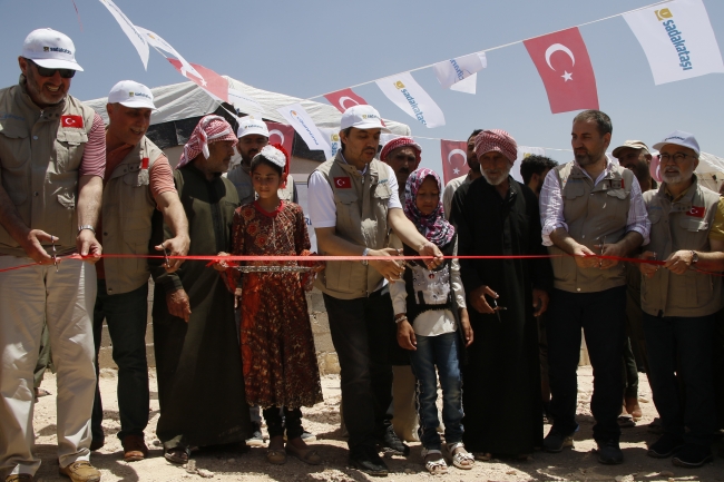 İdlib'de briket evler, savaş mağduru ailelere teslim edildi