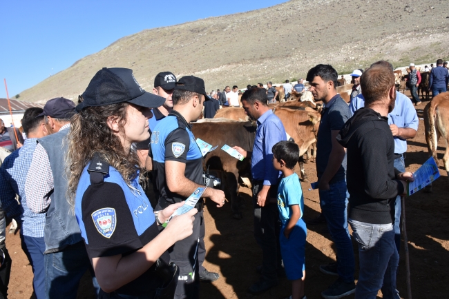 Hayvan pazarında polisten uygulamalı sahte para uyarısı