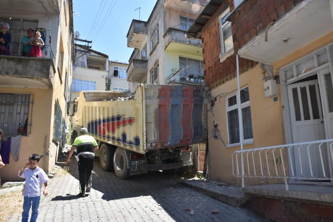 Yokuş çıkarken kayan kamyon eve çarparak durabildi