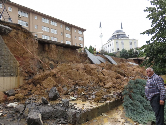 İstanbul Sancaktepe'de okul duvarı çöktü