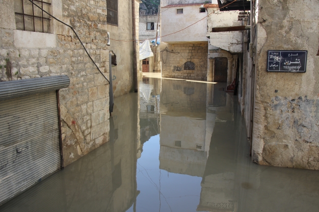 Asi Nehri taştı; ulaşımı sandalla sağlıyorlar