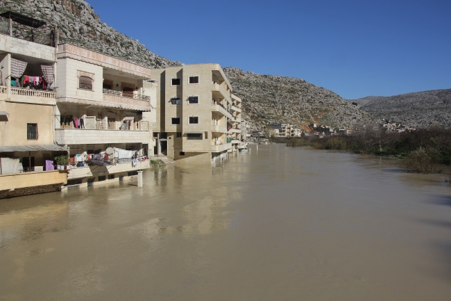 Asi Nehri taştı; ulaşımı sandalla sağlıyorlar - Son Dakika Haberleri