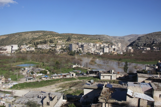 Asi Nehri taştı; ulaşımı sandalla sağlıyorlar