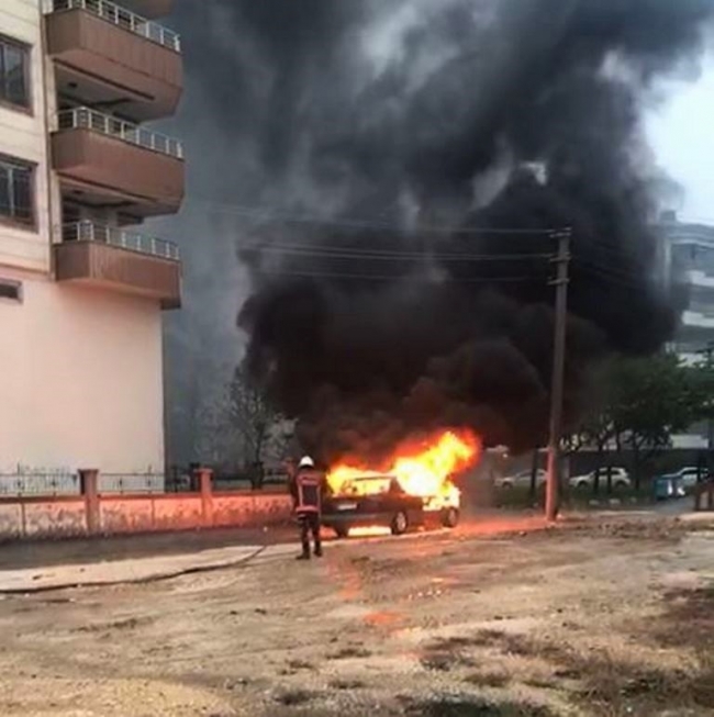 Şanlıurfa'da park halindeki otomobil bir anda alev aldı. Fotoğraf: İHA