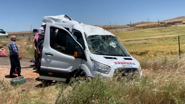 Şanlıurfa'da yolcu minibüsü devrildi: 13 yaralı