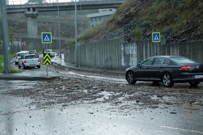 Sarıyer'de toprak kayması: Yol trafiğe kapandı