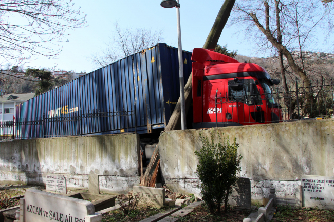 Sarıyer'de tır ağaca çarpınca yol trafiğe kapandı