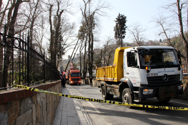 Sarıyer'de tır ağaca çarpınca yol trafiğe kapandı