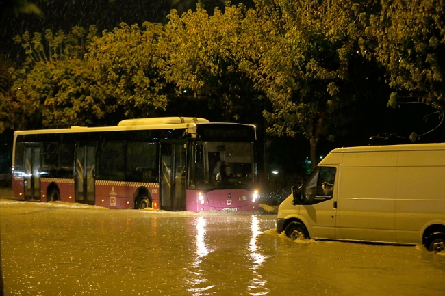 İstanbul'da yağış nedeniyle araçlar mahsur kaldı