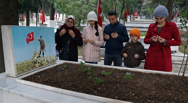 Mehmetçiğin Afrin'deki kahramanlıklarını şehit oğluna anlatıyor