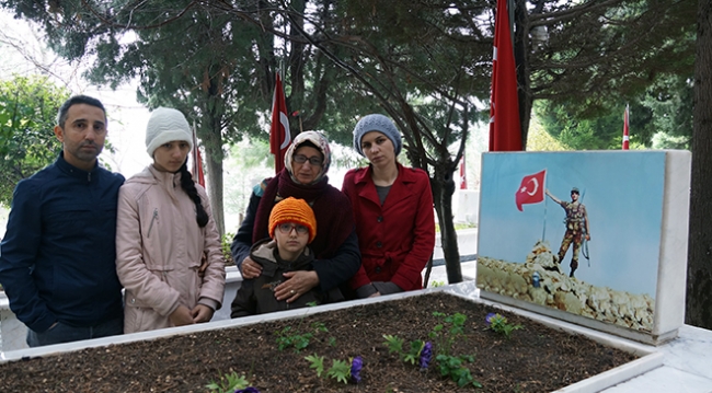 Mehmetçiğin Afrin'deki kahramanlıklarını şehit oğluna anlatıyor