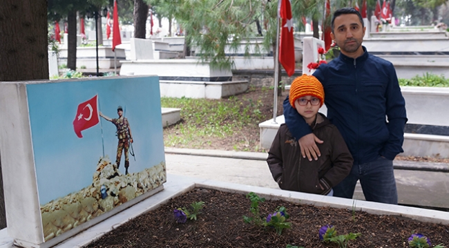 Mehmetçiğin Afrin'deki kahramanlıklarını şehit oğluna anlatıyor