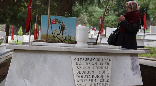 Mehmetçiğin Afrin'deki kahramanlıklarını şehit oğluna anlatıyor