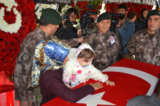 Şehit polisin cenaze namazını imam babası kıldırdı