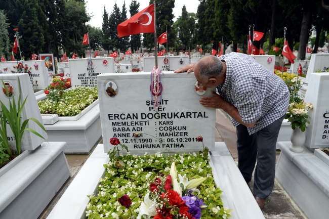 Edirnekapı Şehitliği'nde buruk Babalar Günü