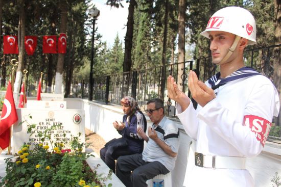 Şehitliklerde "hüzünlü" bayramlaşma