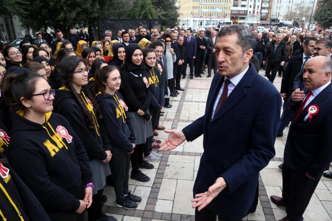 Bakan Selcuk Un Ogrencilerle Gulumseten Diyalogu Son Dakika Haberleri