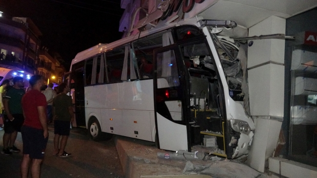 İzmir'de işçi servisi mağazaya girdi: 12 yaralı