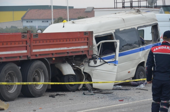 Manisa'da işçi servisi kaza yaptı: 2 ölü, 8 yaralı